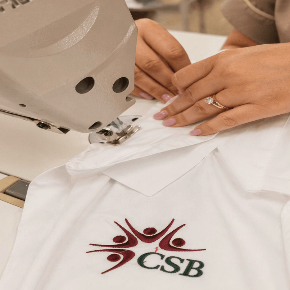 Mașini de cusut industriale folosite în producția de uniforme
