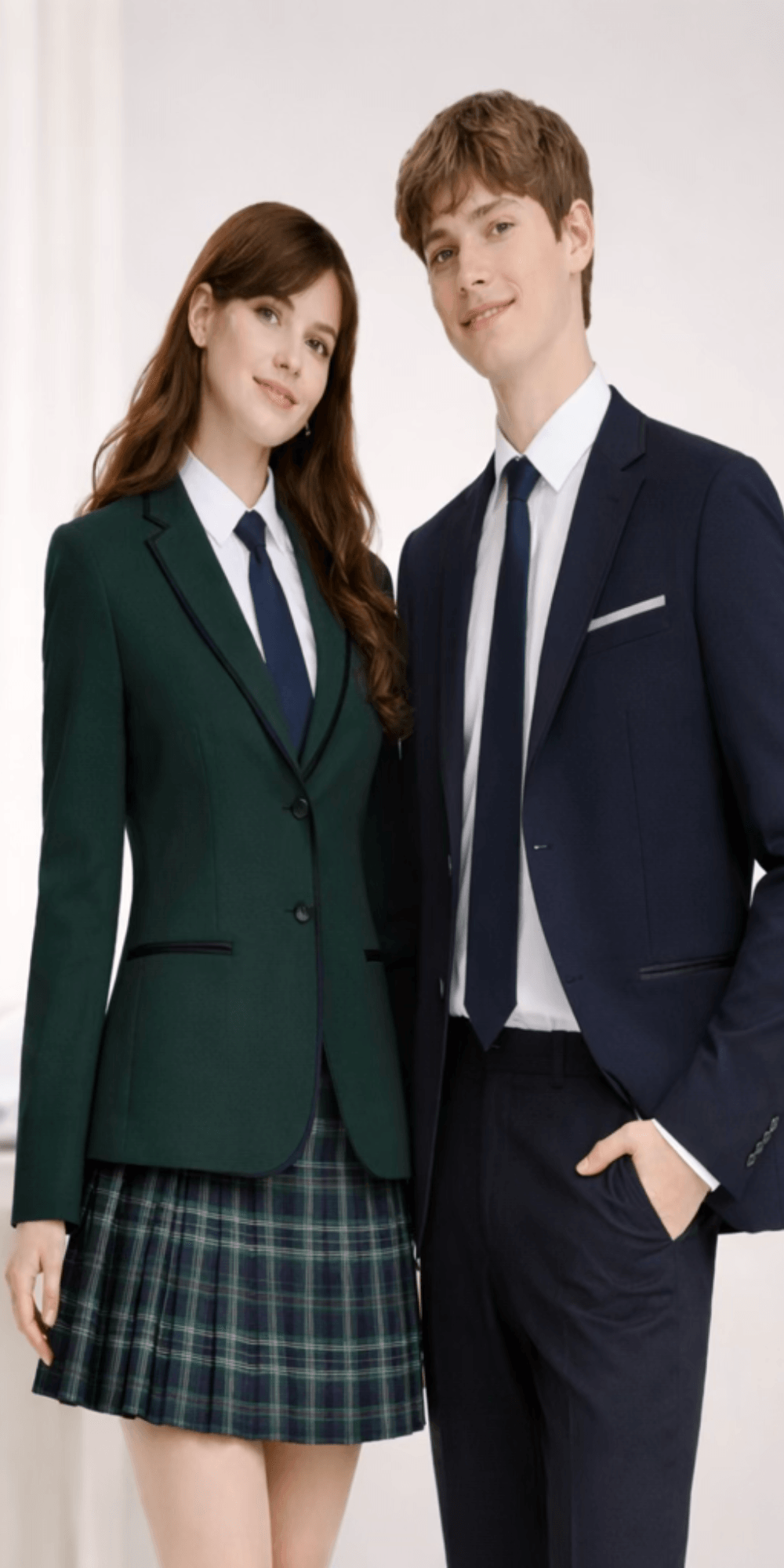 Uniformă școlară produsă de The Uniform Maker — sacou și fustă plisată